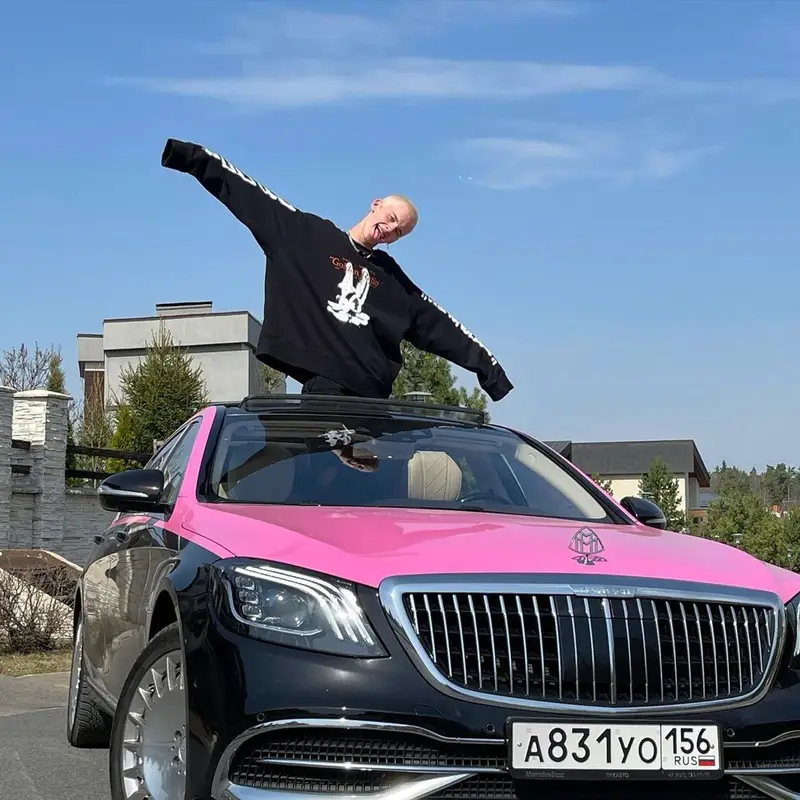 Даня Милохин outfit in Off-White, Bershka, and Alyx, 2021