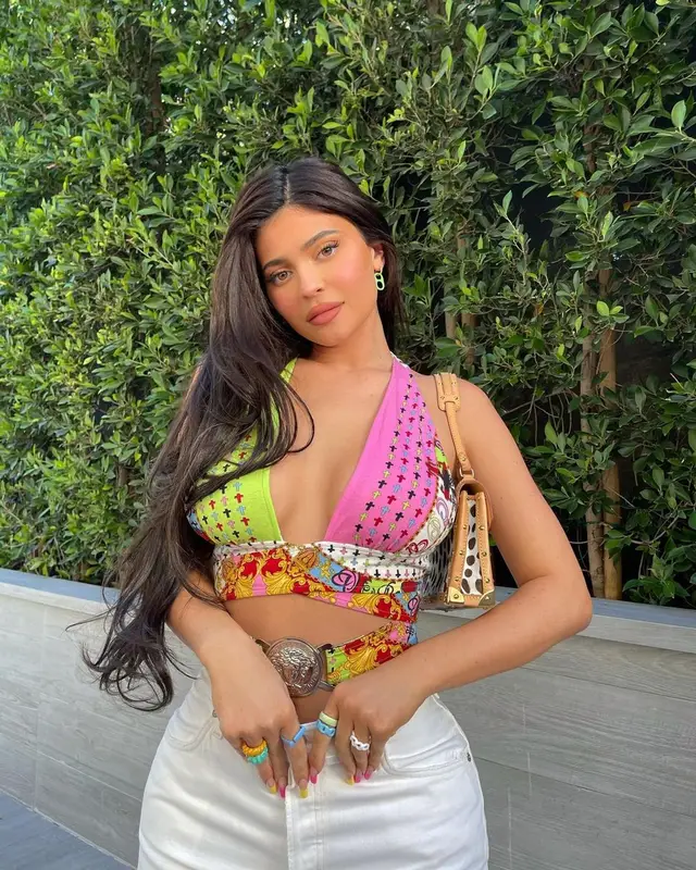 Kylie Jenner outfit in Versace, Street Style Jeans, and Louis Vuitton, 2021
