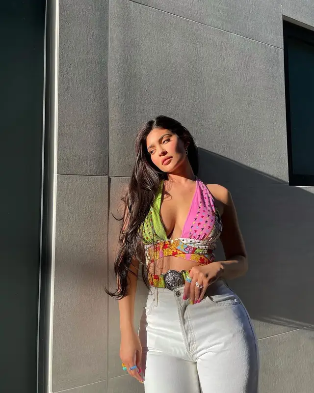 Kylie Jenner outfit in Versace, Street Style Jeans, and Louis Vuitton, 2021