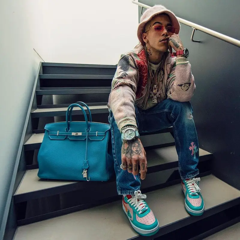 Sfera Ebbasta outfit in Kapital, Cartier, and Kangol, 2021
