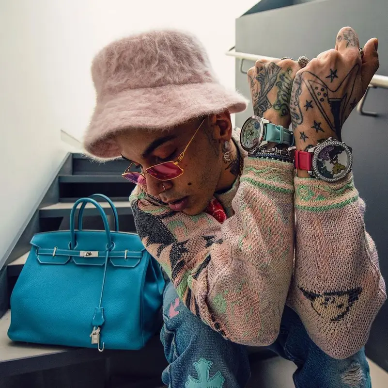 Sfera Ebbasta outfit in Kapital, Cartier, and Kangol, 2021