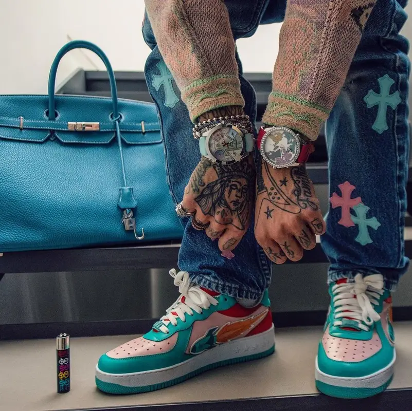 Sfera Ebbasta outfit in Kapital, Cartier, and Kangol, 2021