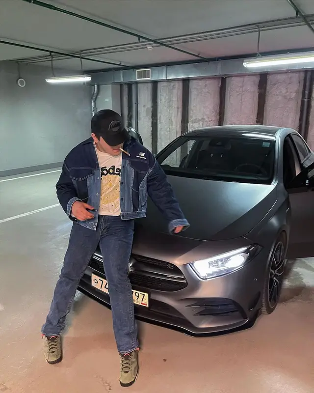 THRILL PILL outfit in Levi’s, Spider Worldwide, and New Era, 2021