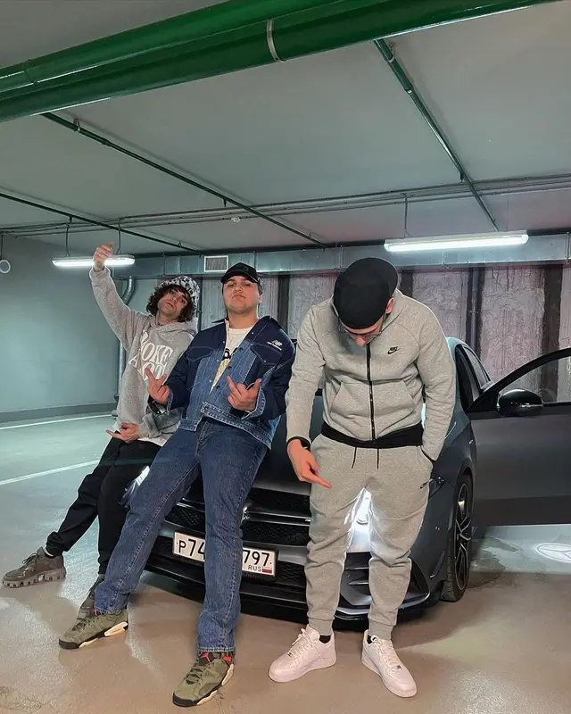 THRILL PILL outfit in Levi’s, Spider Worldwide, and New Era, 2021