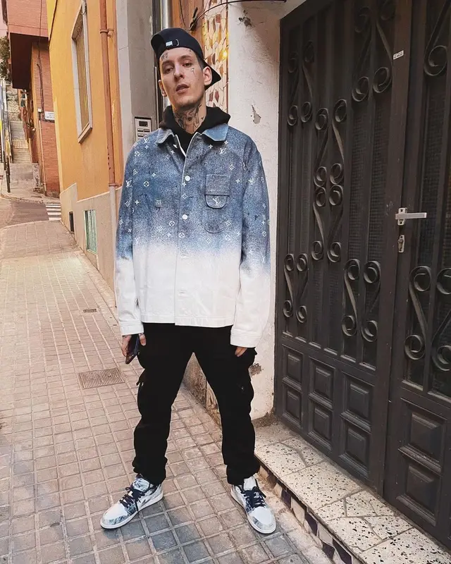 Kizaru outfit in Louis Vuitton, Givenchy, and Mercedes Benz, 2021