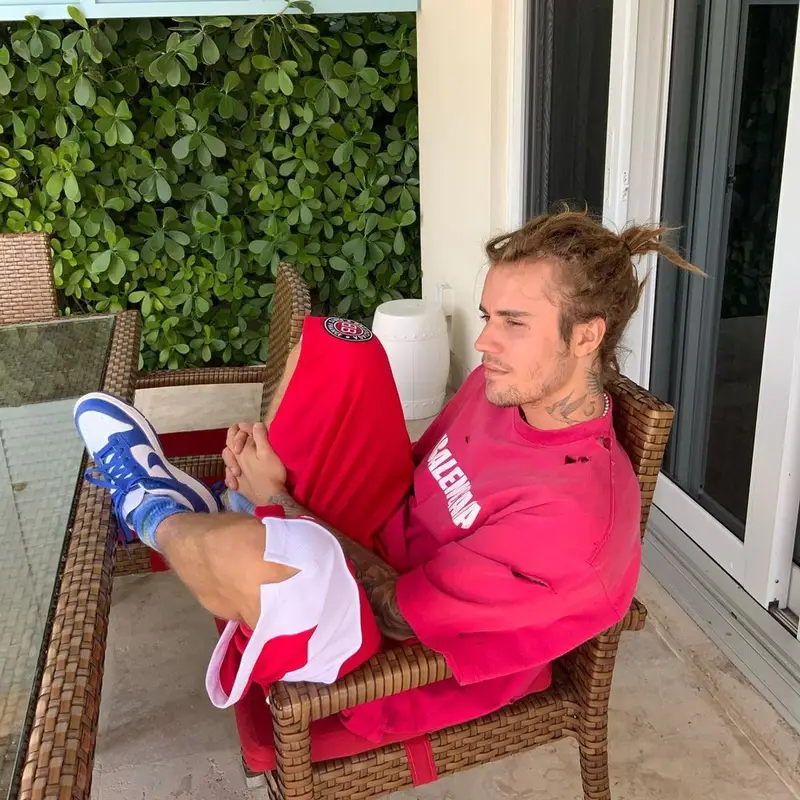 Justin Bieber outfit in Balenciaga and Nike, 2021