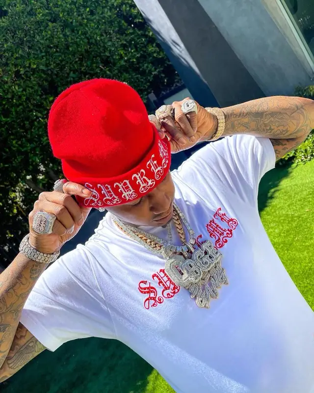 Moneybagg Yo outfit in Louis Vuitton, Supreme, and Hanes, 2021
