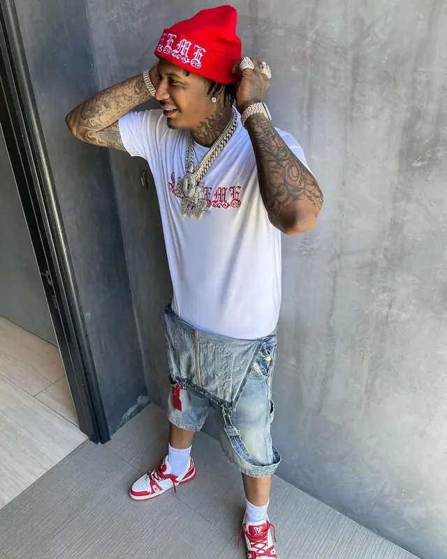 Moneybagg Yo outfit in Louis Vuitton, Supreme, and Hanes, 2021