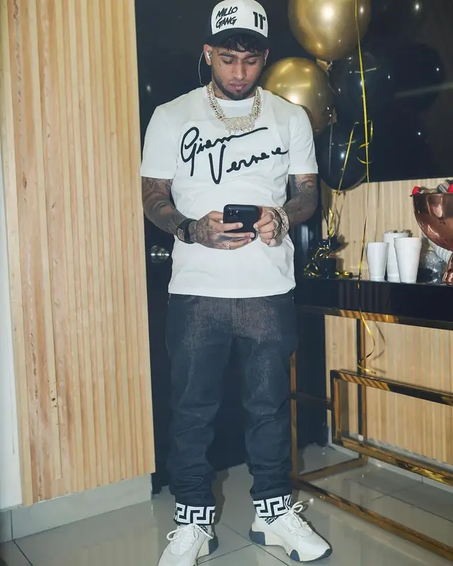Bryant Mayers outfit in Versace, 2021