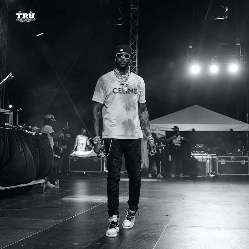 2 Chainz outfit in Celine, Louis Vuitton, and New Era, 2021