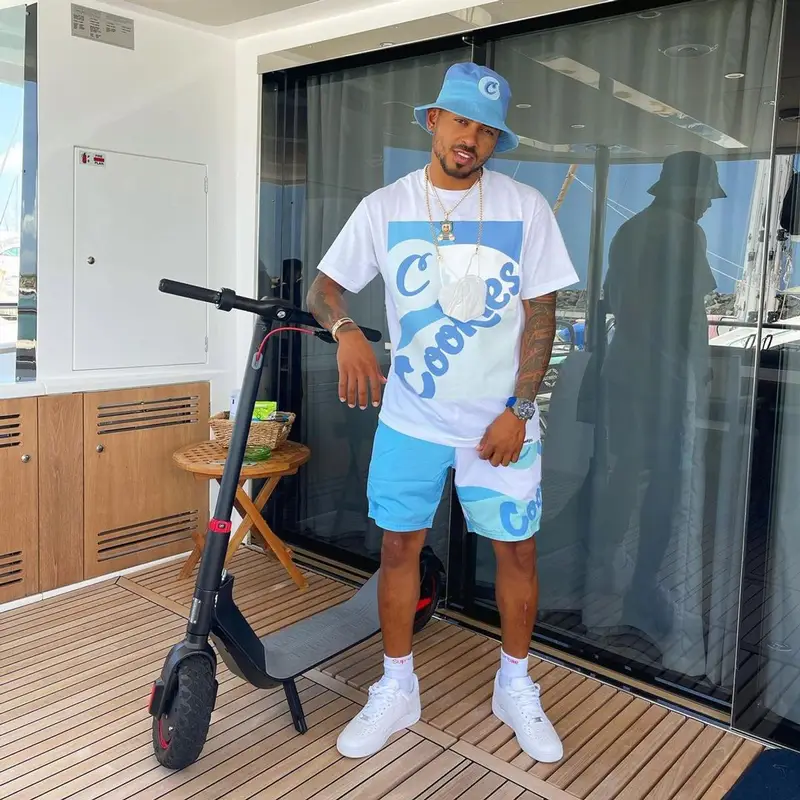 Ozuna outfit in Nike, Supreme, and Hanes, 2021