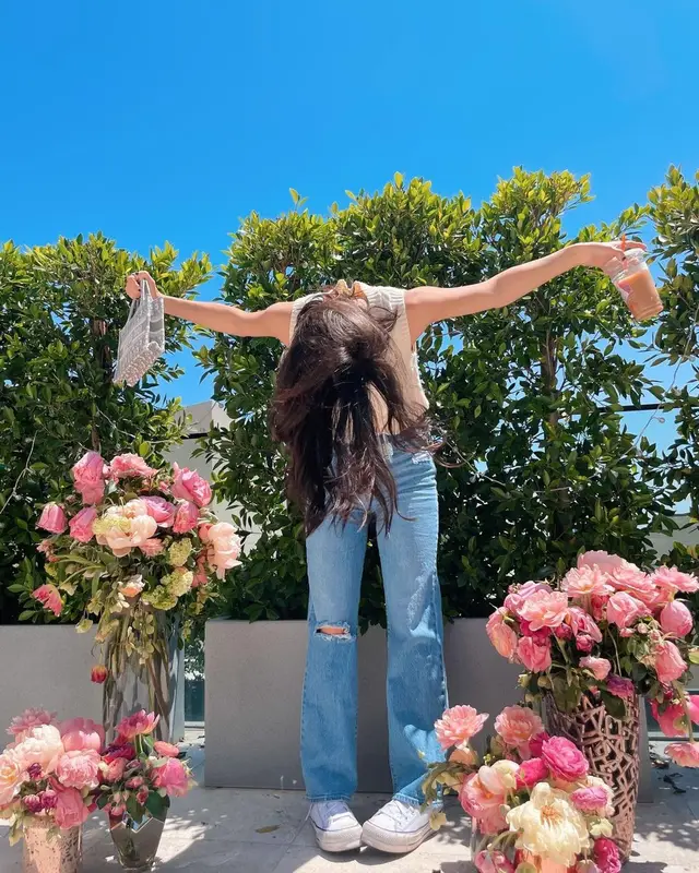 Charli D'Amelio outfit in Levi’s, Converse, and Dior, 2021
