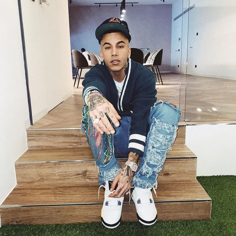 Sfera Ebbasta outfit in Tommy Hilfiger, New Era, and Offset Merch, 2021