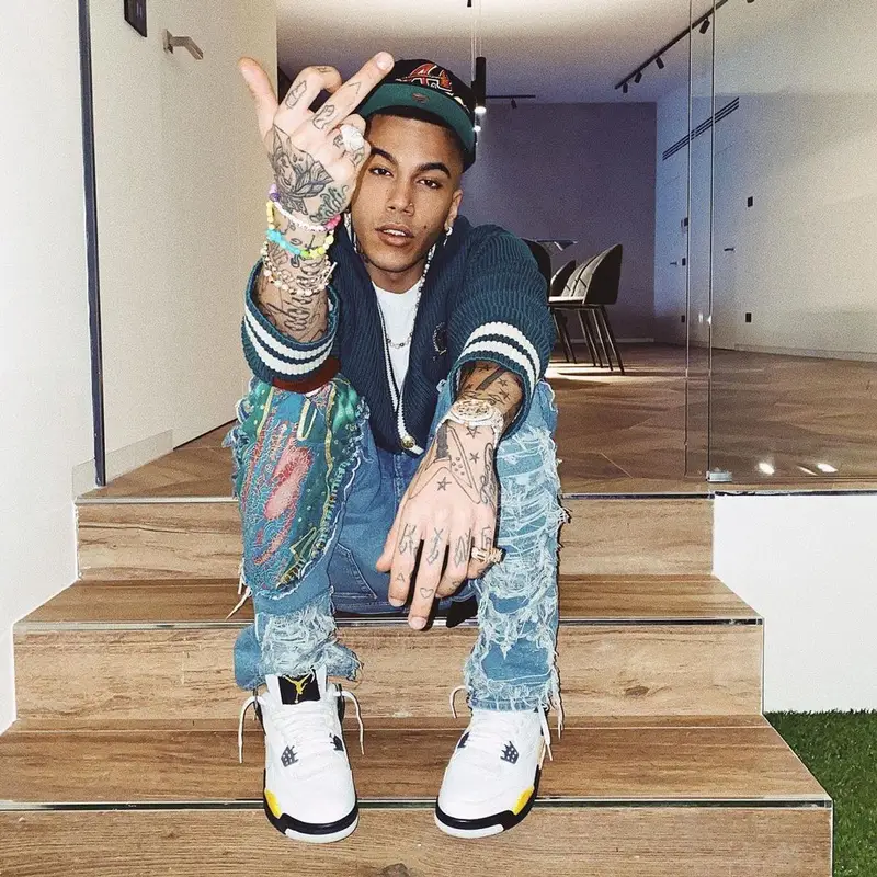Sfera Ebbasta outfit in Tommy Hilfiger, New Era, and Offset Merch, 2021