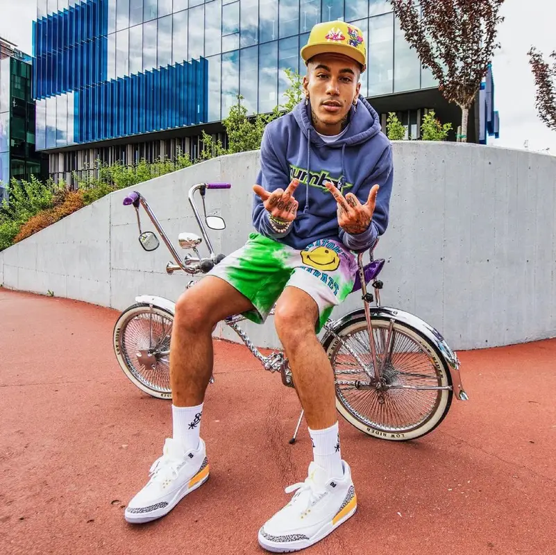 Sfera Ebbasta outfit in Market, Jordan, and Sukamii, 2021