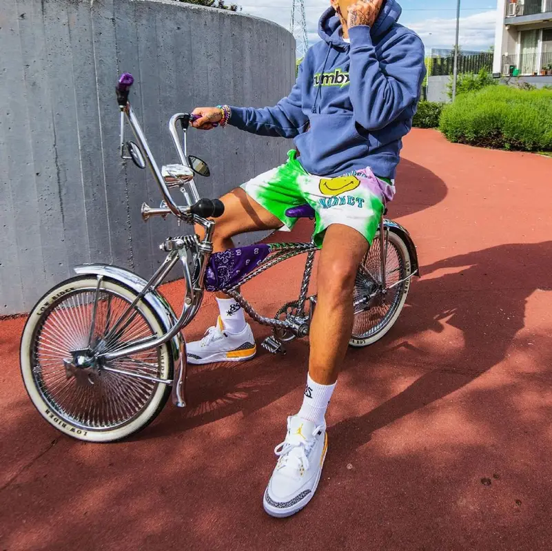 Sfera Ebbasta outfit in Market, Jordan, and Sukamii, 2021