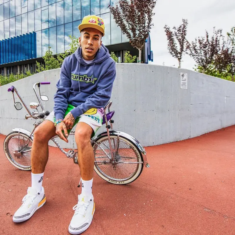 Sfera Ebbasta outfit in Market, Jordan, and Sukamii, 2021