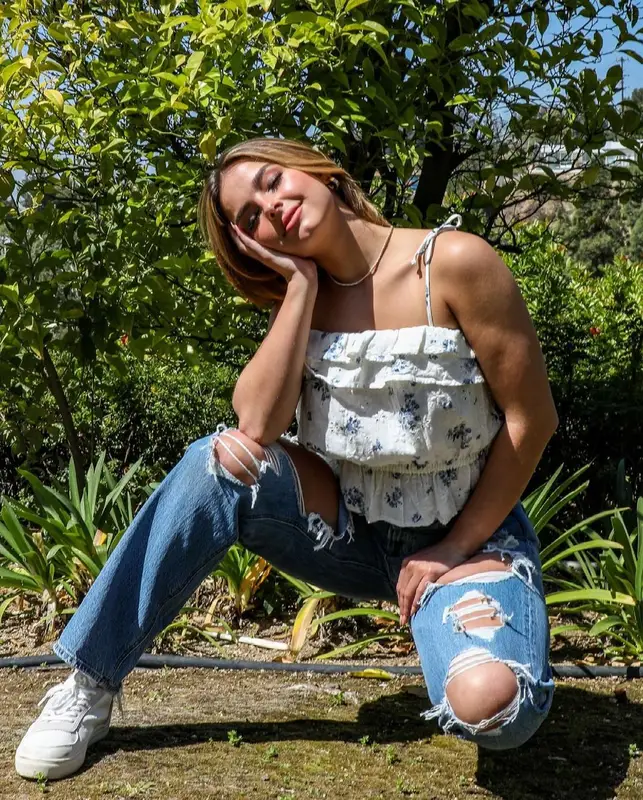 Addison Rae outfit in American Eagle, 2021