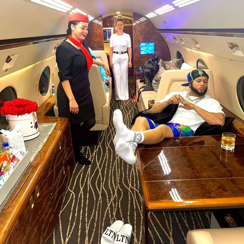 El Alfa El Jefe outfit in Dior, Versace, and Valentino, 2021
