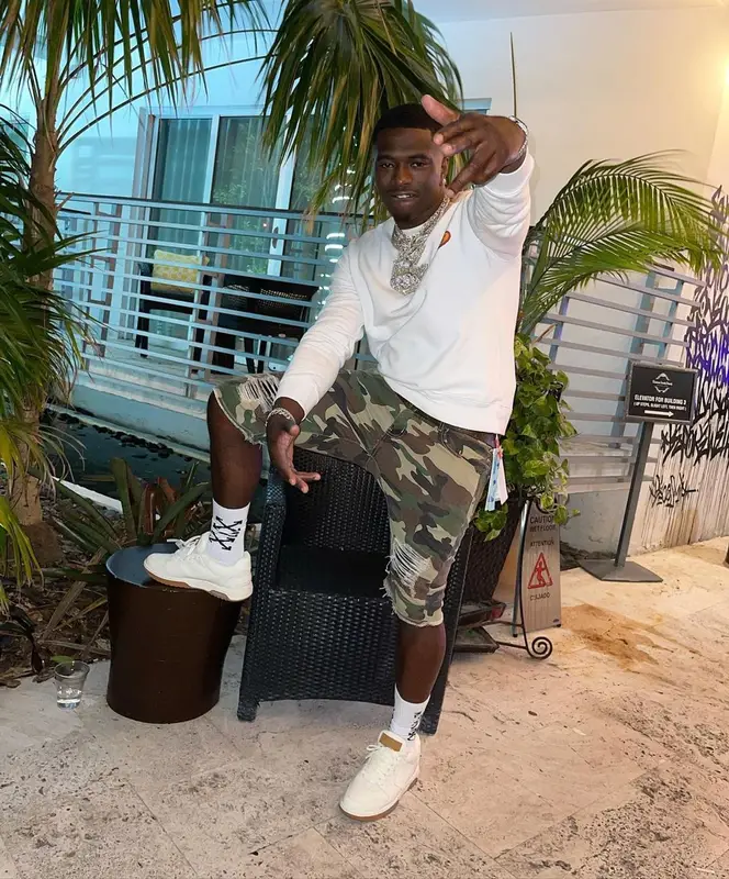 Bankroll Freddie outfit in Off-White and Louis Vuitton, 2021
