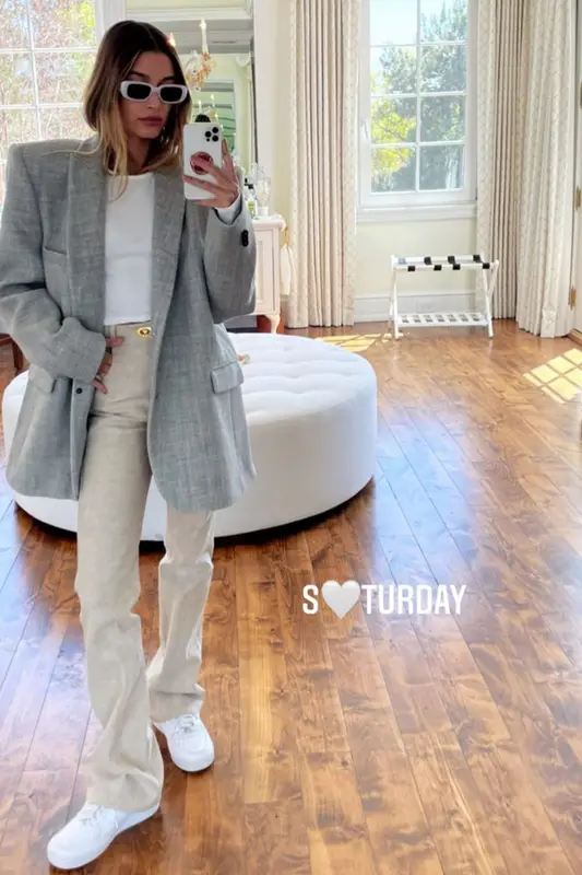 Hailey Bieber outfit in Mannei, Bottega Veneta, and Oscar and Frank, 2021