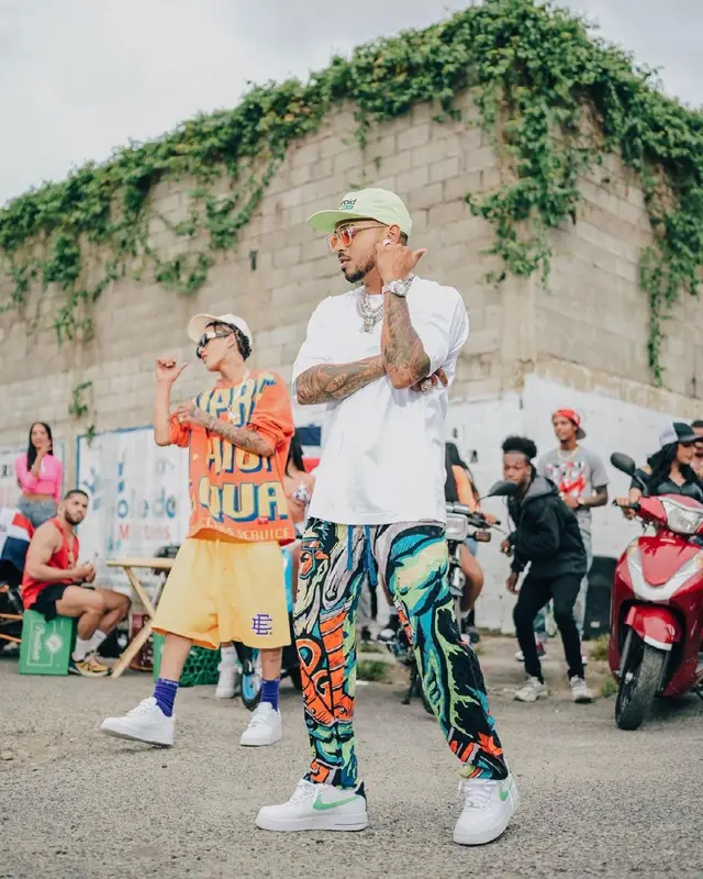 Ozuna outfit in Dolce & Gabbana, Nike, and No Name, 2021