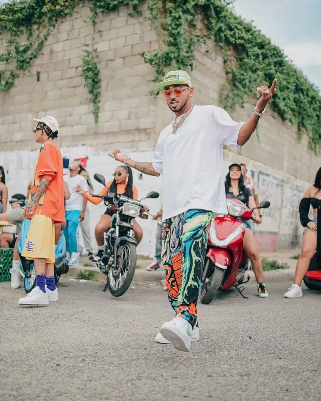 Ozuna outfit in Dolce & Gabbana, Nike, and No Name, 2021