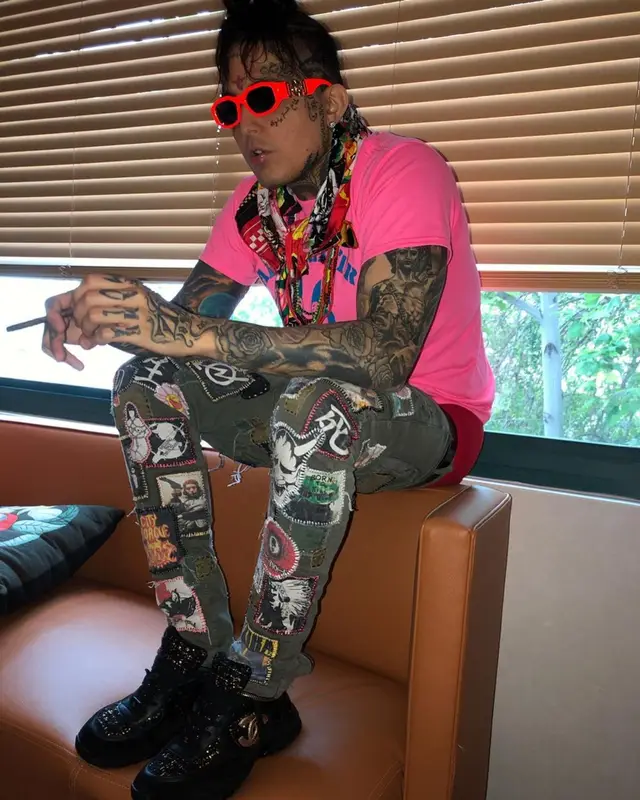 Sosmula outfit in Chanel and Versace, 2019