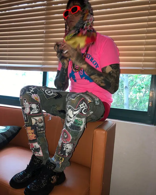 Sosmula outfit in Chanel and Versace, 2019