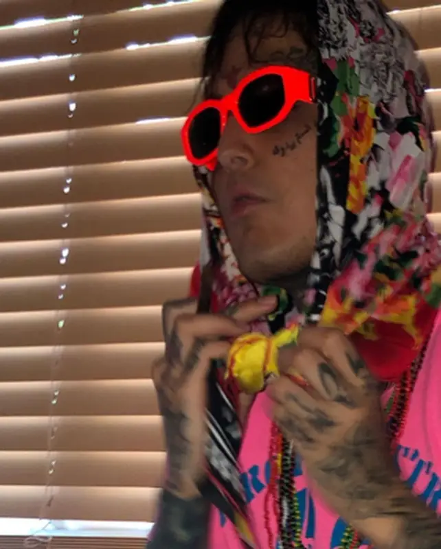 Sosmula outfit in Chanel and Versace, 2019