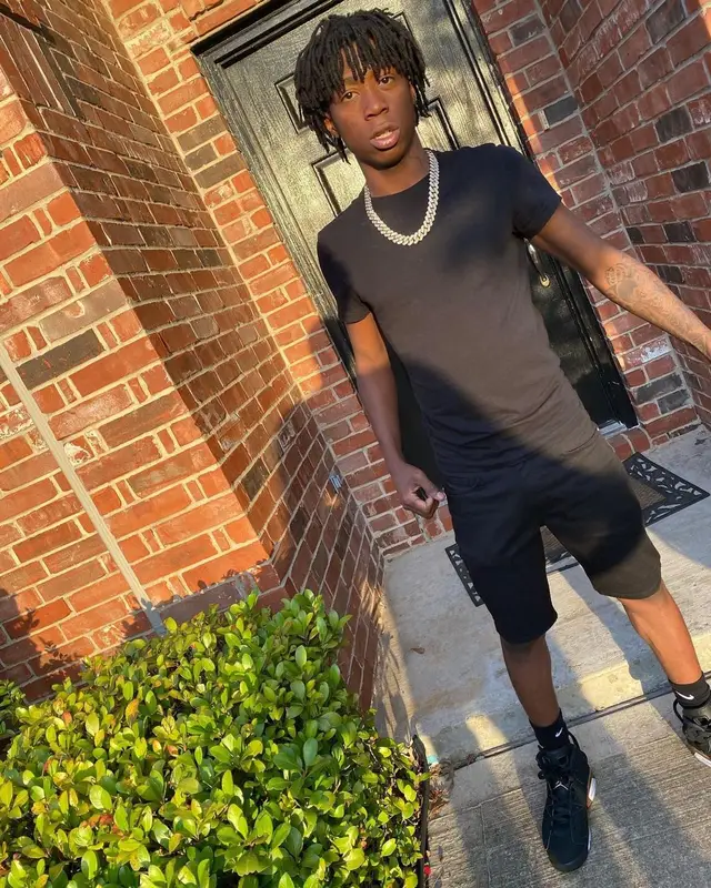 Lil Loaded outfit in Hanes, Levi’s, and Nike, 2020