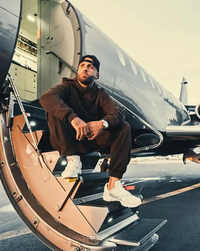 Nicky Jam outfit in Undergold, Nike, and Off-White, 2021