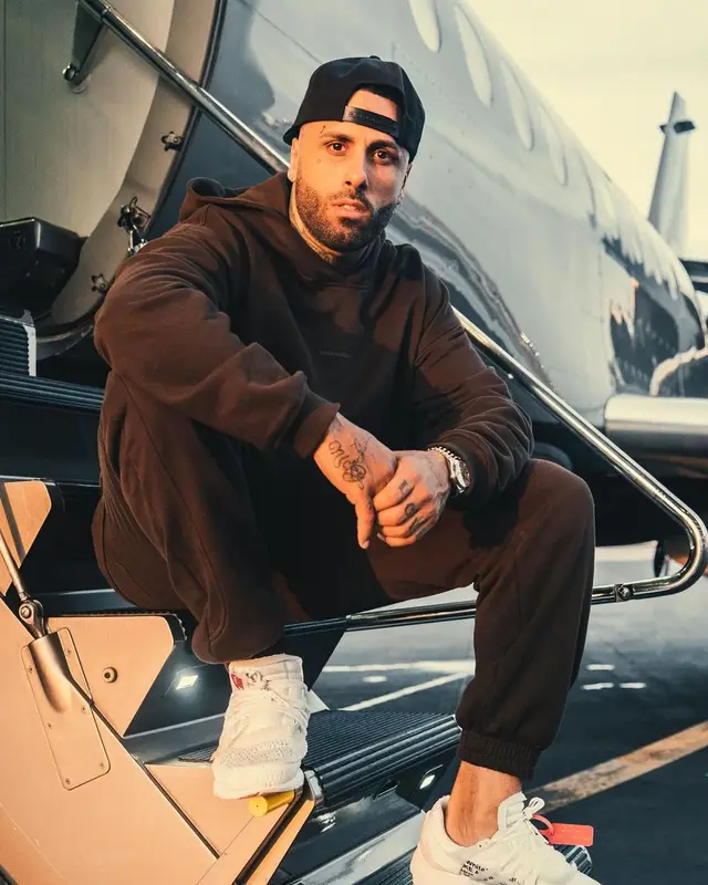Nicky Jam outfit in Undergold, Nike, and Off-White, 2021
