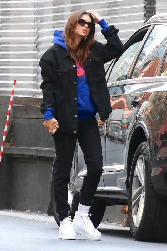 Emily Ratajkowski outfit in Levi’s, Superga, and Quay Australia, 2021
