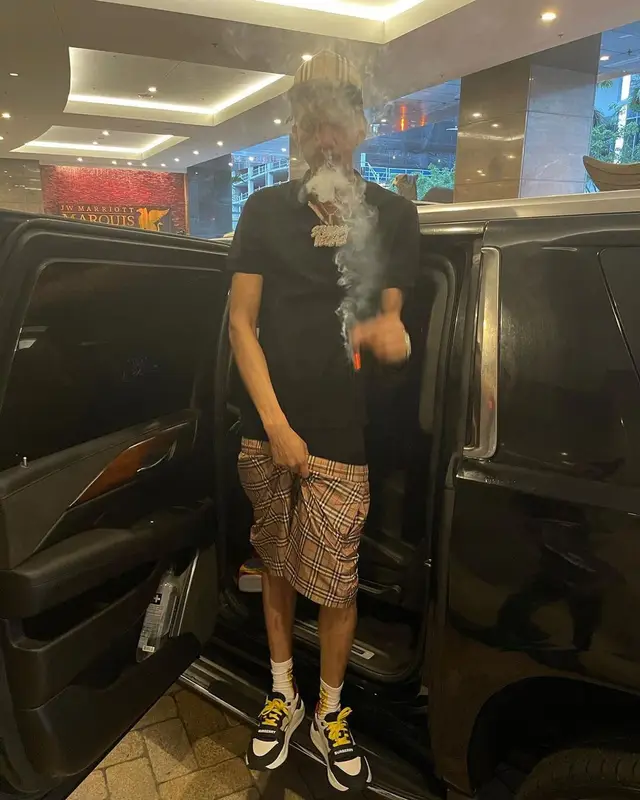 Stunna 4 Vegas outfit in Burberry, 2021
