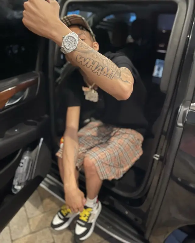 Stunna 4 Vegas outfit in Burberry, 2021