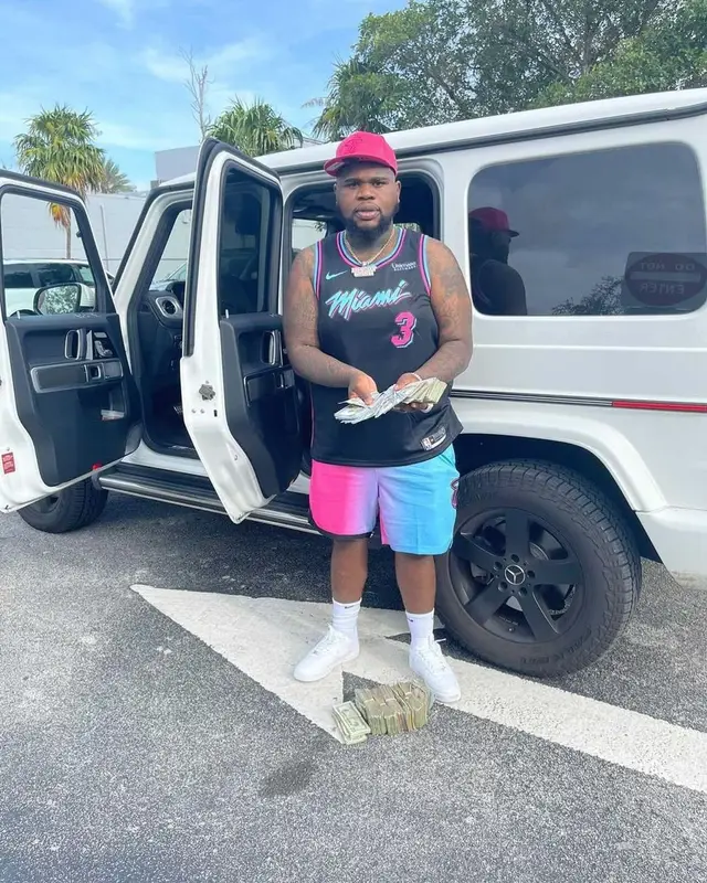 Fat Boy outfit in Nike, New Era, and Miami Heat, 2021