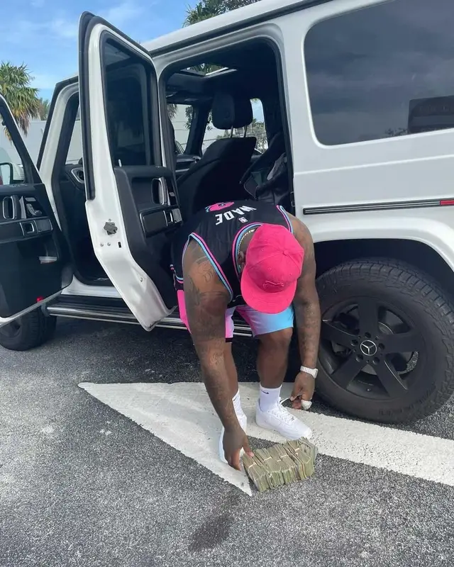 Fat Boy outfit in Nike, New Era, and Miami Heat, 2021