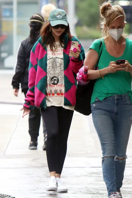 Emily Ratajkowski outfit in Vans, Reality Eyewear, and Missoma, 2021