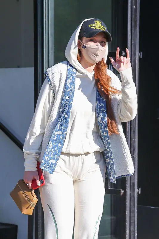 Gigi Hadid outfit in Ugg, Loro Piana, and Lezat, 2021