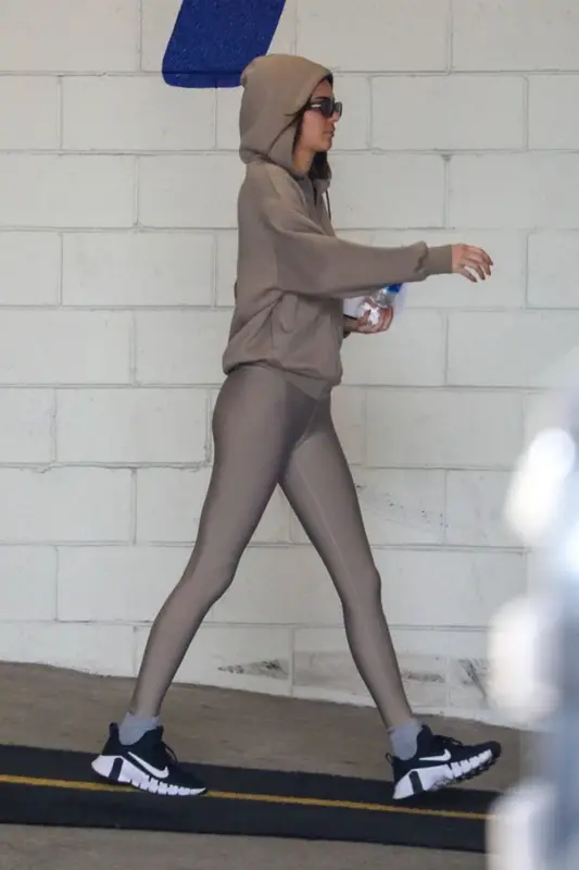 Kendall Jenner outfit in Alo Yoga and Nike, 2021