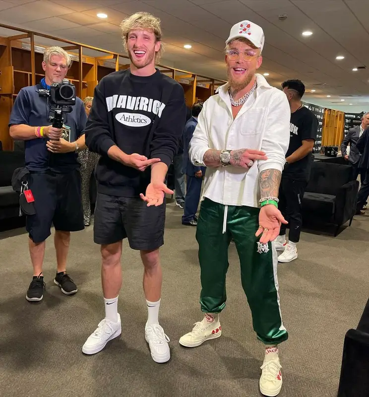 Logan Paul outfit in Maverick Clothing and Nike, 2021