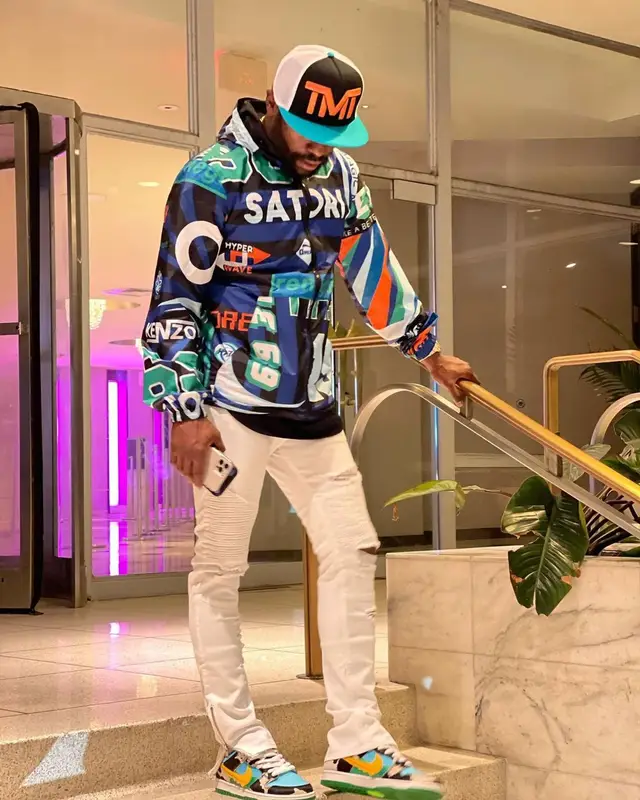 Floyd Mayweather outfit in Kenzo, Balmain, and The Money Team, 2021