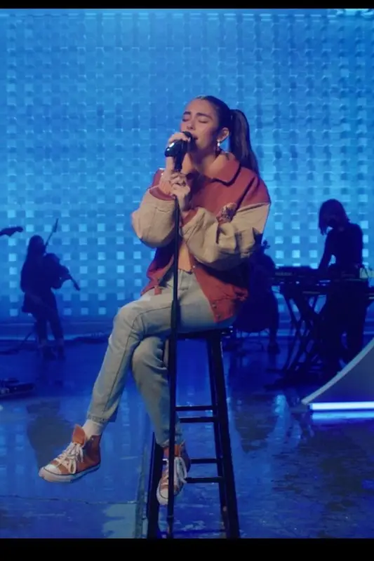 Madison Beer outfit in Vintage, Levi’s, and Converse, 2021