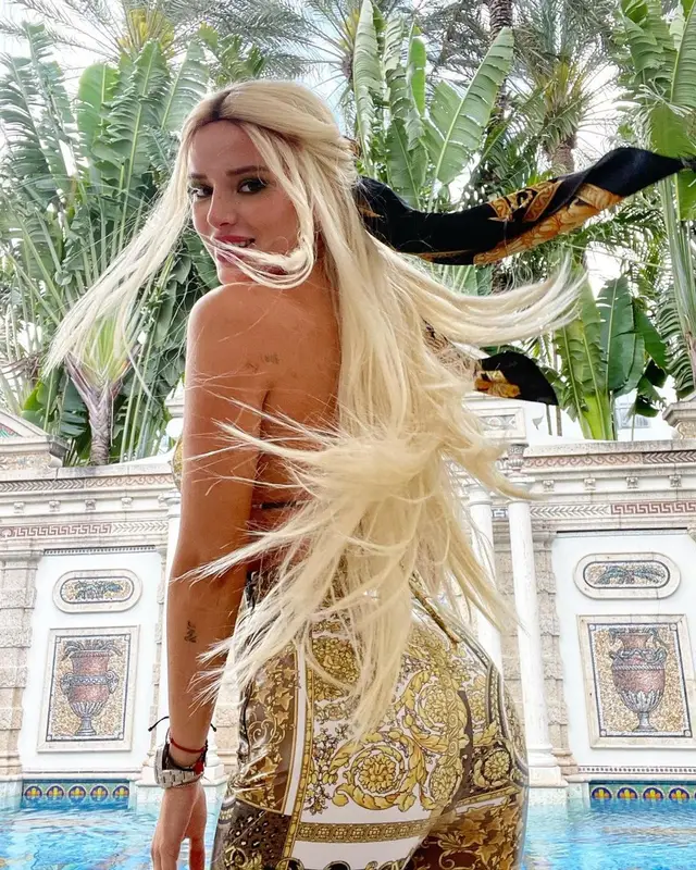 Bella Thorne outfit in Versace, 2021