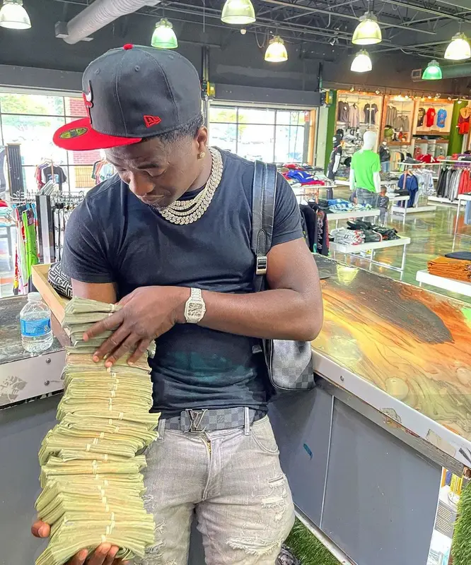 Bankroll Freddie outfit in Polo Ralph Lauren, Louis Vuitton, and New Era, 2021