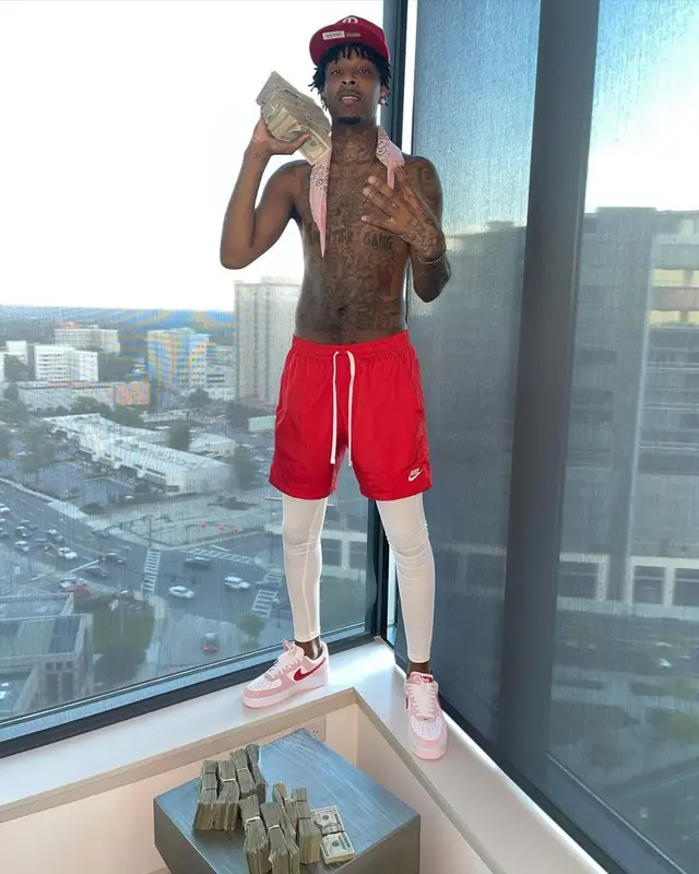 21 Savage outfit in Nike, Cartier, and New Era, 2021