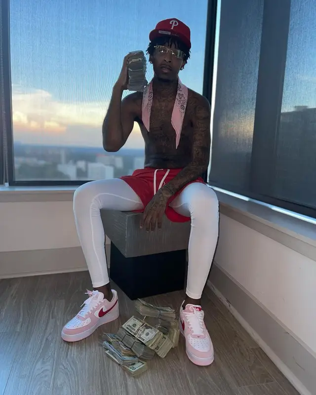 21 Savage outfit in Nike, Cartier, and New Era, 2021