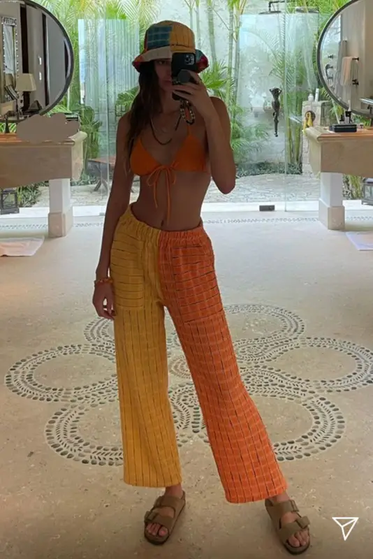 Kendall Jenner outfit in (di)vision and Birkenstock, 2021