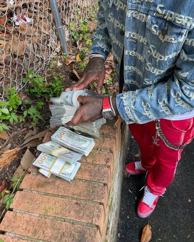 Moneybagg Yo outfit in Nike and Supreme, 2021